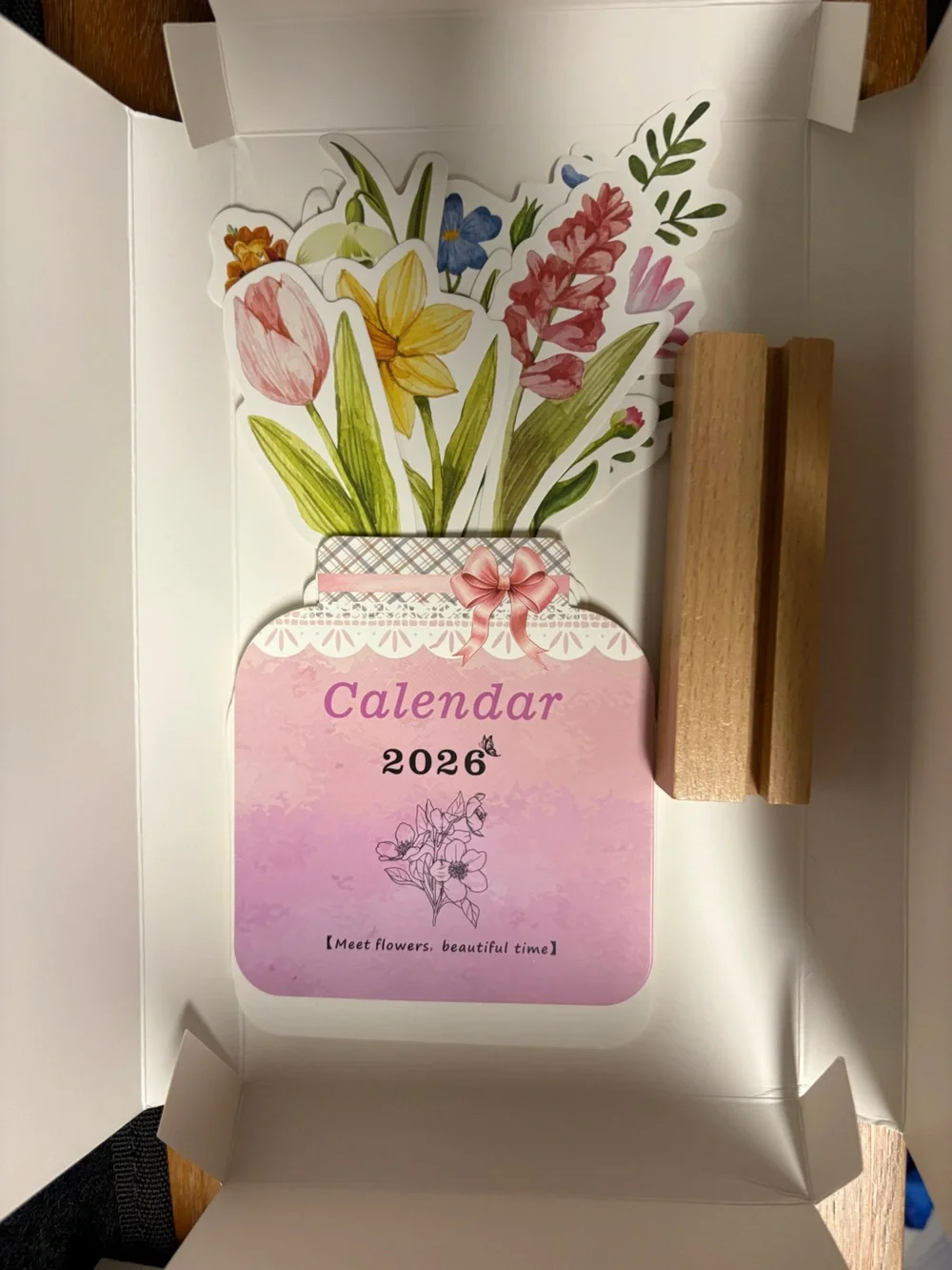 2026 Floral Desk Calendar w/ Wooden Stand – Pop Up Flower Bouquet Design